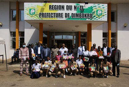 Année scolaire 2021-2022 : le Ministre Adama Coulibaly cadeaute les meilleurs élèves de Dimbokro au titre du premier trimestre