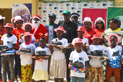 Côte d'Ivoire : la Fondation BOA offre des cadeaux et vivres aux couches  vulnérables