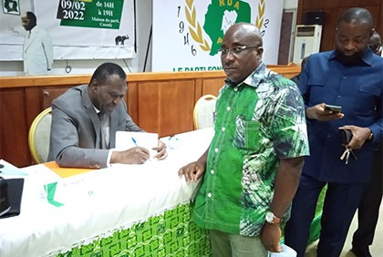 Cérémonie de dédicace du livre du Prof Jean-Noël Loucou 