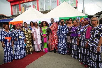 Cocody : les commerçantes des  marchés  rendent hommage au maire Jean-Marc Yacé