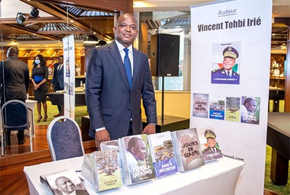 Littérature : Vincent Toh Bi Irié dédie ses six ouvrages aux élus du District d'Abidjan