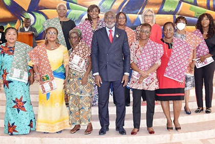 Célébration du 8 mars: le maire Jean-Marc Yacé offre le pagne uniforme aux femmes de Cocody