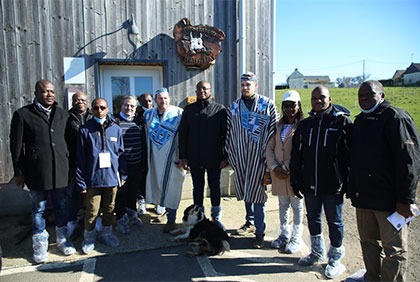 Visite du ministre Sidi Touré à « la ferme laitière de vaches Montbéliardes de La Vieille Rue Pays du Bray à Beauvais »