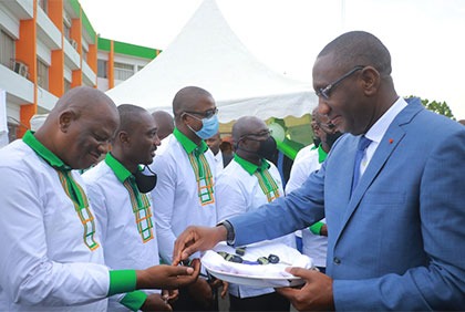 PURGA-COVID-19 : le Ministre Souleymane Diarrassouba procède à la remise de 17 véhicules et 50 motos à l’OCPV