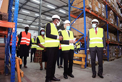 Visite du professeur Marc Gentilini à la nouvelle pharmacie de la santé publique Côte d'Ivoire à Treichville