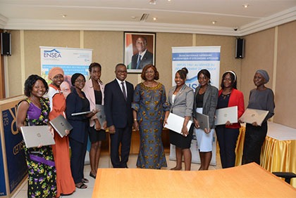 Cérémonie de remise de matériel informatique