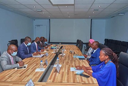 Industrie du chocolat  : le Ministre Souleymane Diarrassouba félicite le lauréat du prix du chocolat au Salon de l’agriculture de paris 