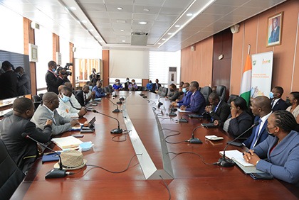 Augmentation du carburant : le ministre des Mines et Pétrole échange avec les consommateurs