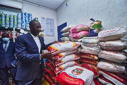 Lutte contre la vie chère : série de visites dans deux espaces de commerce par le Ministre Souleymane Diarrassouba 