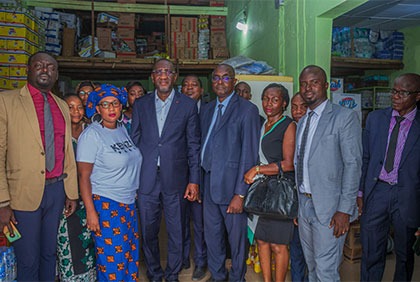 Lutte contre la vie chère : le Ministre Souleymane Diarrassouba contrôle les prix des produits plafonnés à Adzopé