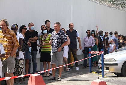 Environ 13 000 électeurs votent à Abidjan pour la présidentielle française