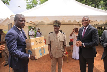 Amélioration génétique bovine: Sidi Touré remet du matériel de laboratoire d’une valeur de 40 millions FCFA au PROGIRS