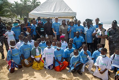 Côte d’Ivoire : l’association USA Alumni Exchange Program- Côte d’Ivoire (USAEP-CI) réunit des volontaires pour nettoyer  la plage de Grand-Bassam