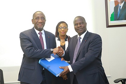 Passation de charges : le Ministre Souleymane Diarrassouba reçoit les dossiers des départements PME et Secteur privé