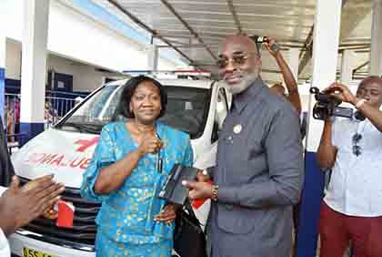 Cocody : le maire Jean-Marc Yacé et son conseil municipal offrent 2 ambulances aux centres de santé d'Akouedo et de Blockhaus