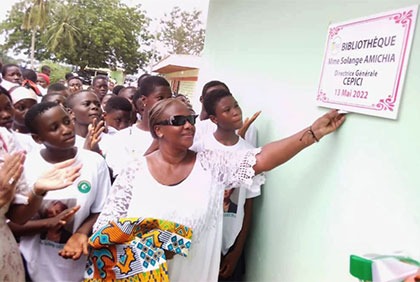 Tiassalé : Madame Solange Amichia, DG du CEPICI, offre une bibliothèque au lycée municipal
