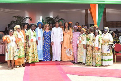 La Première Dame Dominique Ouattara célèbre les femmes de la région de la Bagoué à l'occasion de la fête des mères
