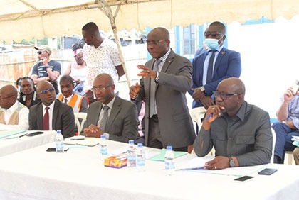 Reprise des travaux de construction du barrage (B6) à la Riviera Palmeraie: le Ministre Bouaké Fofana a rencontré les populations vivant sur le site