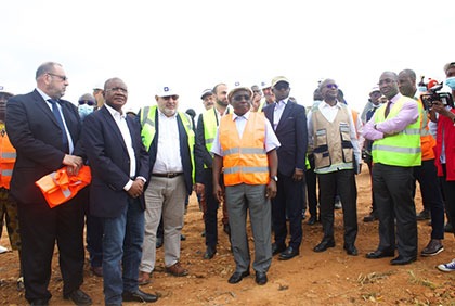 Visite guidée sur le site en chantier de l'ancienne décharge d'Akouédo