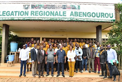 Le Directeur Général du Conseil du Café-Cacao procède à la remise du don de 100 millions FCFA du Président de la République aux producteurs de café-cacao