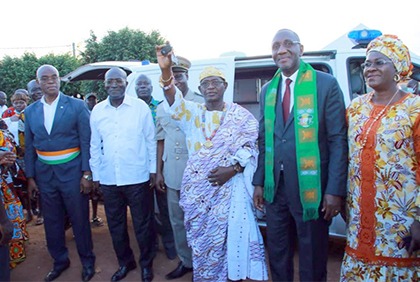 Yamoussoukro : le Ministre Souleymane Diarrassouba remet les clefs d’une ambulance médicalisée au Centre de santé de N’Zuessy