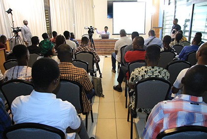 Linguistique : Conférence de presse sur l'étymologie de l'alphabet française