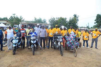 Actions sociales à Dimbokro: des fonds pour les jeunes filles, des motos pour les handicapés