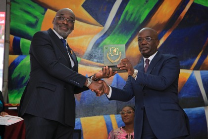 Mérite: cérémonie de présentation du prix d'excellence du meilleur élu local décerné au maire de Cocody Jean-Marc Yacé