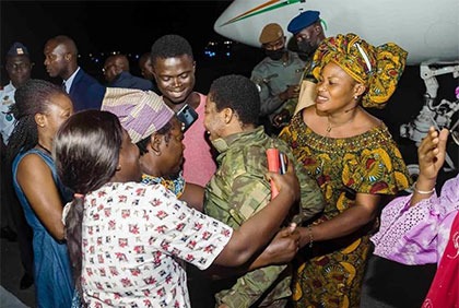 Côte d'Ivoire : arrivée à Abidjan des trois soldates ivoiriennes libérées par les autorités maliennes