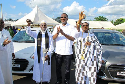 Yamoussoukro : chefs des communautés Baoulé et Malinké reçoivent des véhicules, dons du Président Ouattara 
