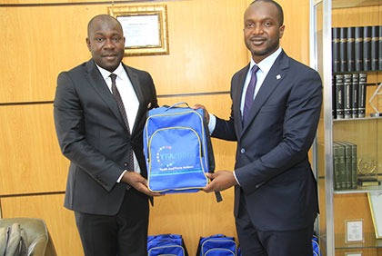 Rentrée scolaire: remise symbolique de kits scolaires de la Fondation Youth destinés aux enfants démunis de Côte d'Ivoire