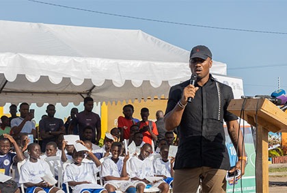 Football professionnel: campagne de sensibilisation contre l'émigration mal préparée 