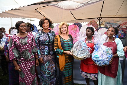 Cérémonie de remise de chèques et de dons aux femmes de la région du bélier