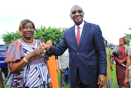 Appui aux acteurs du vivrier : le Ministre Souleymane Diarrassouba remet des tricycles et broyeuses à 197 organisations de commercialisation du vivrier 