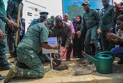 Coopération Emirats Arabes Unis - Afrique: Cérémonie de planting d’arbres Ghaf à Abobo