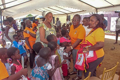 Abissa 2022 : l’Association Miyebié et le Rotary Club Abidjan-Biétry offrent des kits alimentaires et scolaires à Grand-Bassam