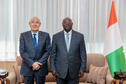 Entretien du Vice-Président  de la République, M. Tiémoko Meyliet KONE, avec le Président Directeur Général (PDG) du Groupe Attijariwafa Bank 