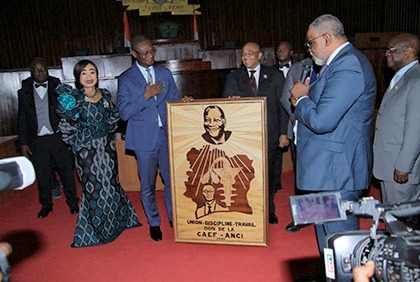 Assemblée nationale : des députés honorent le ministre du Budget et du Portefeuille de l'État, Moussa Sanogo