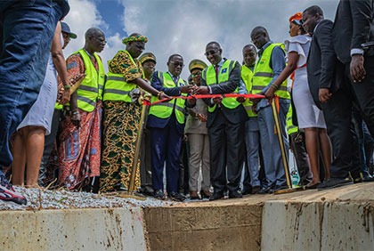 Développement des infrastructures industrielles : le Ministre Souleymane Diarrassouba inaugure le canal primaire de drainage des eaux pluviales et usées de la zone industrielle de Bonoua