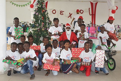 Arbre de Noel: FOXTROT International offre des cadeaux à 500 enfants au village d'Azito de Yopougon