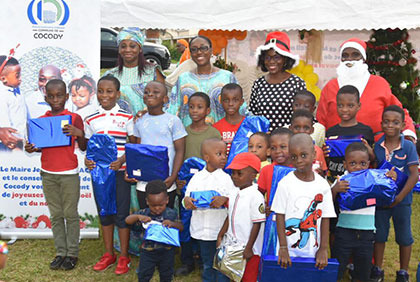 Fêtes de fin d'année à Cocody : le maire Jean-Marc Yacé couvre de cadeaux les enfants du Lycée technique