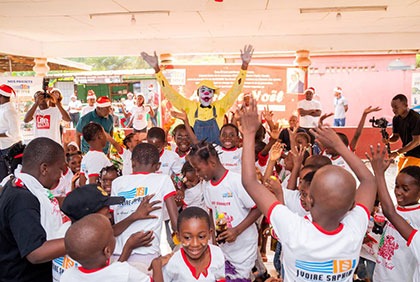 Célébration de la fête de Noël : Les enfants d’Attecoubé Santai reçoivent des cadeaux