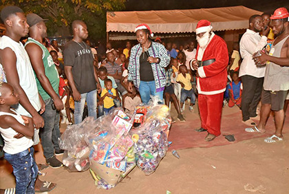 Célébration de Noël à Grand-Bassam: Me Linda Diplo, présidente locale de l'UFPDCI inonde la ville de cadeaux