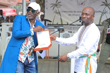 Bassam : Cérémonie de décoration de la star du Reggae Alpha Blondy