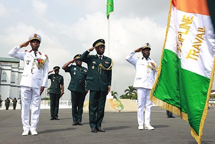 Cérémonie d'Adieu aux armes en l'honneur de généraux et contre-amiral