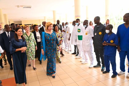 La première dame Dominique Ouattara visite l'hôpital Catholique Saint Joseph Moscati de Yamoussoukro