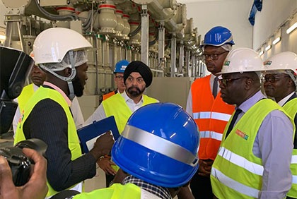 Banque mondiale : Ajay Banga sur  le site du projet de transport de distribution et d'accès à l'électricité à Yopougon 