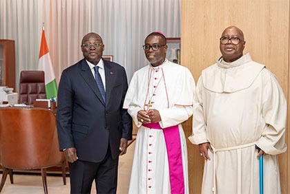 Entretien du Vice-Président de la République, M.  Tiémoko Meyliet KONE, avec l'archevêque métropolitain de Bouaké, Mgr Siméon Ahouana DJRO, et le nouvel évêque de Yamoussoukro, Mgr Joseph AKA