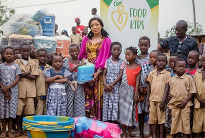 Guitry/Action sociale : remise de vivres et non vivres aux cantines scolaires et aux femmes du village de Babokon