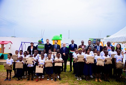 Bingerville: la fondation Grafica fait un don de plusieurs kits scolaires aux enfants d'une école primaire